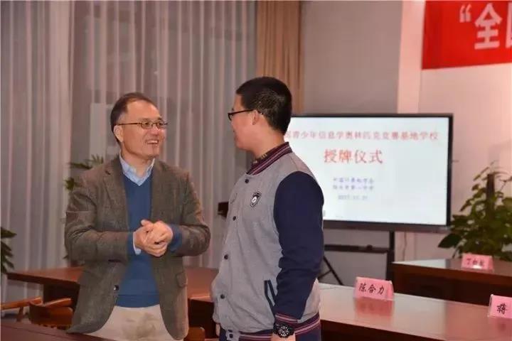 优秀信奥选手集锦 | 因兴趣结缘信息，踏足山巅的 IOI 金牌得主：周雨扬